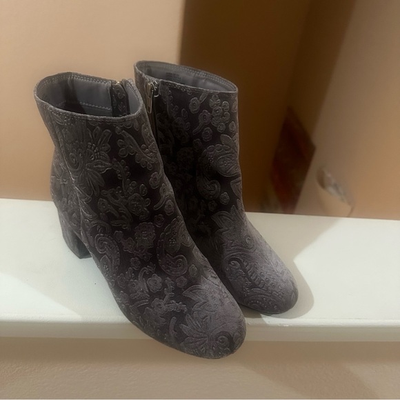 Women’s Zigi Soho Nydia Gray Paisley Velvet Ankle Booties. Size 9.5. - Picture 7 of 8